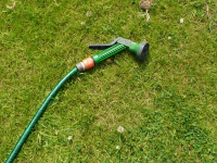 Stolperfalle Gartenschlauch – 4 Tipps zur richtigen Aufbewahrung