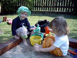 © H.Braun / PIXELIO Sandkasten im Garten