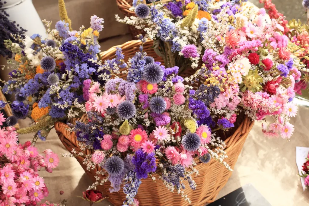 Getrocknete Blumen aus dem Garten wurden in einem Korb gesammelt.