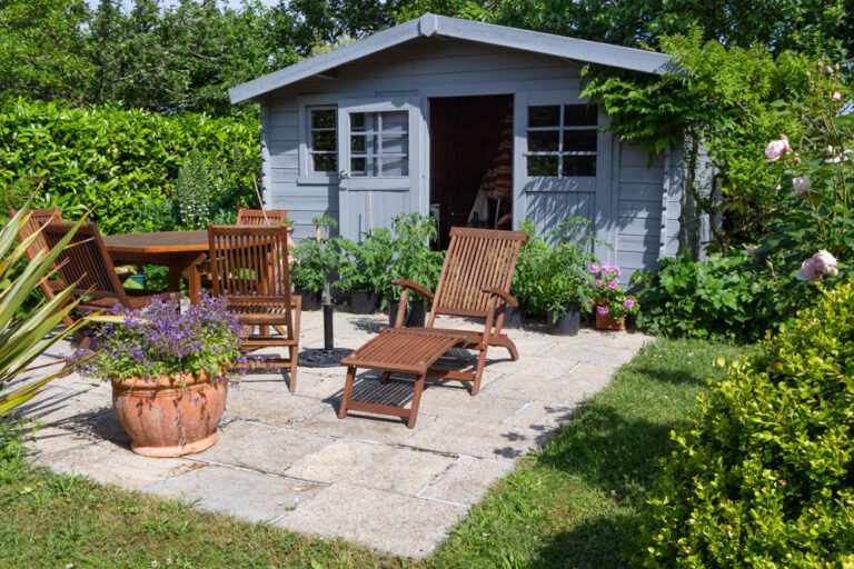 Gartenmöbel aus Holz – 5 Pflege-Tipps