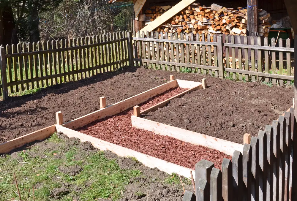 Weg im Gemüsebeet aus Rindenmulch und Holzschnitzel.