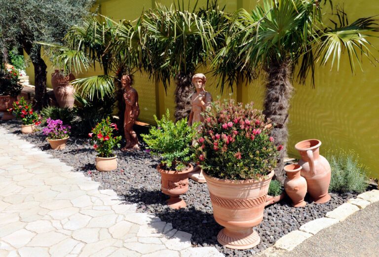 Figuren aus Terrakotta zieren den Garten