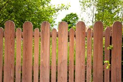 Zaun aus Holz – So wird er vor UV-Licht geschützt