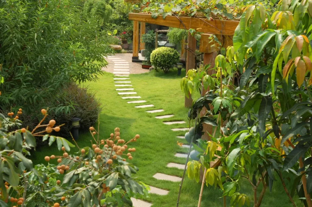 Garten optisch vergrößern mit geschwungenen Wegen.