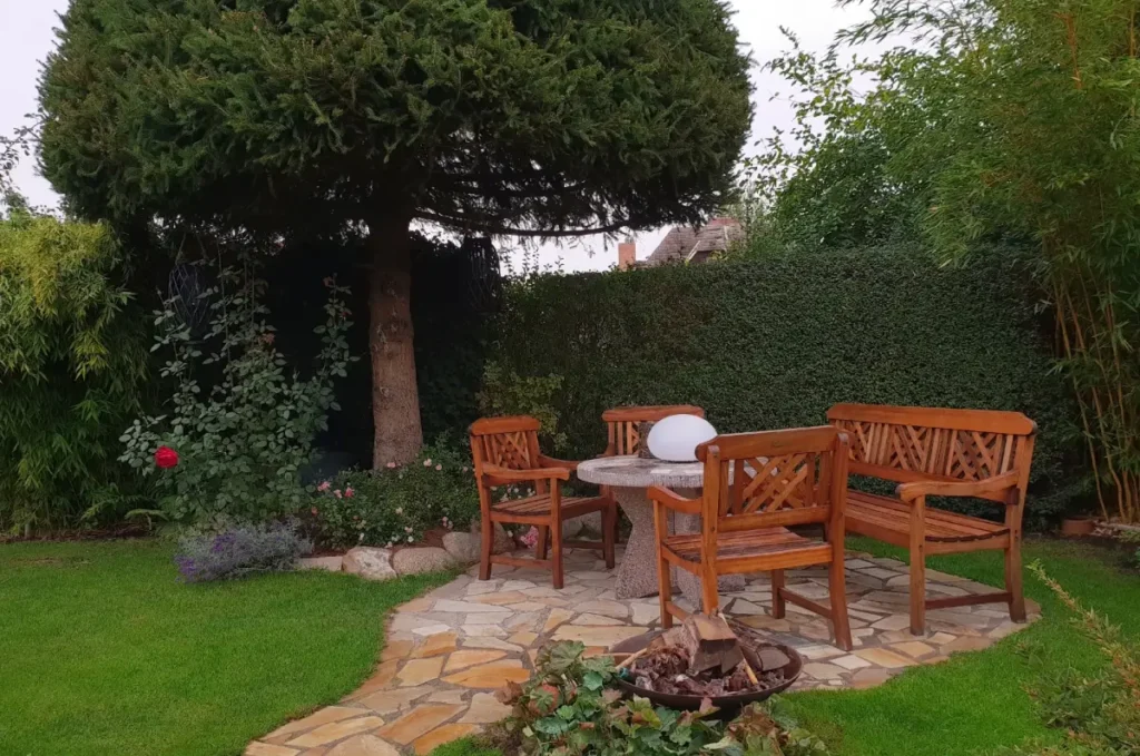 Sichtschutzelemente – Eine schnelle Heckenlösung Gemütliche Sitzecke im Garten mit Hecke als Sichtschutz.