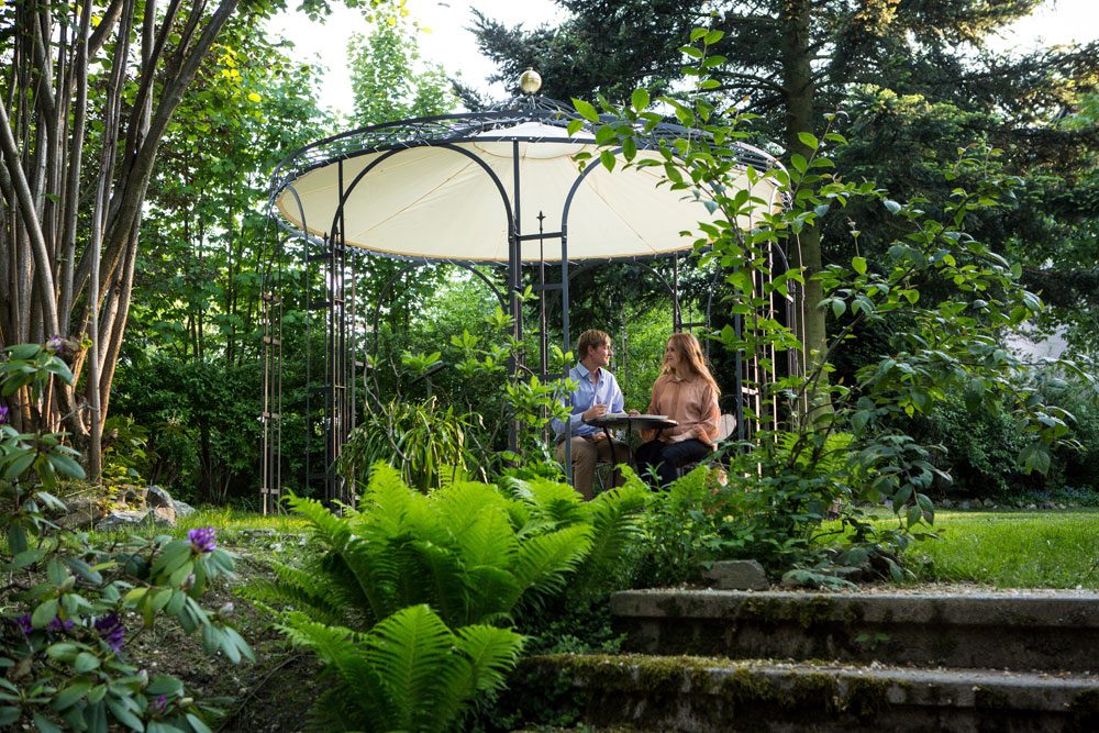 Gartenpavillon bietet Schutz vor Sonne und Regen