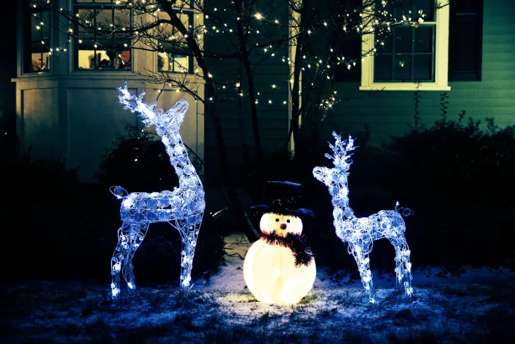 Leuchtende Rentierfiguren als Weihnachtsdekoration im Garten.