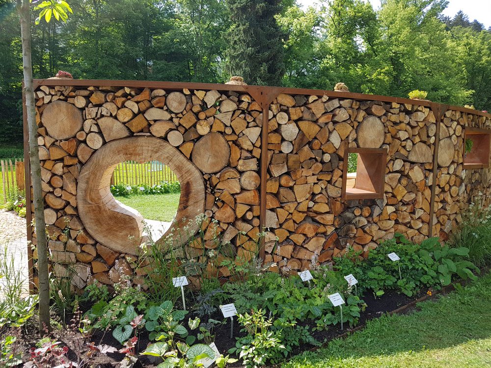 Holzwand im Garten