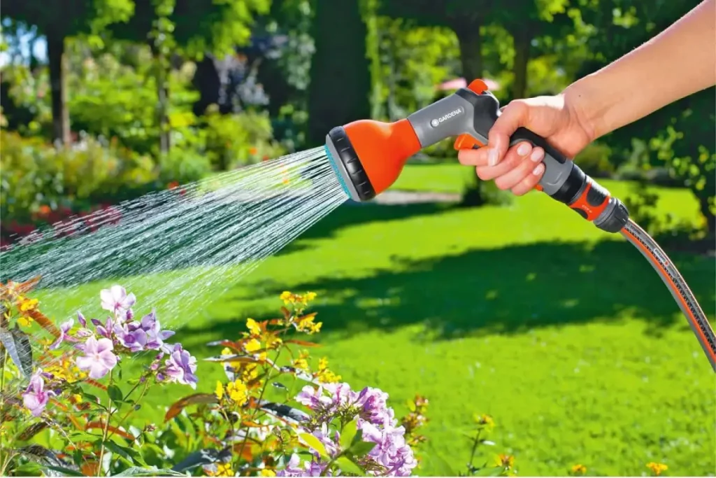Nahaufnahme einer Handbrause im Einsatz.