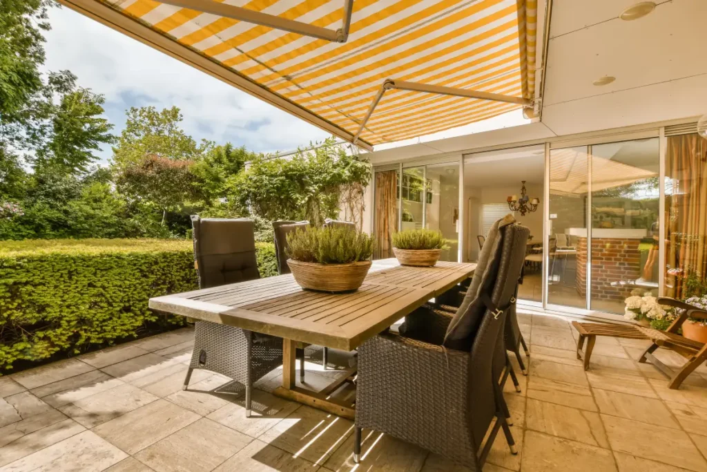© adpePhoto - Fotolia.com Ausgefahrene Markise spendet Schatten auf der Terrasse.
