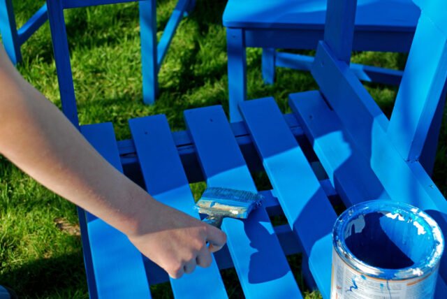 Gartenmöbel aus Holz neu lackieren - Schritt für Schritt Anleitung