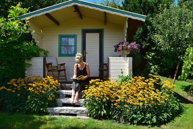 Gartenhaus gemütlich einrichten – 8 Tipps für Wohlfühlatmosphäre
