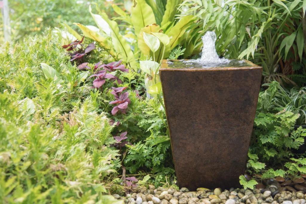 Moderner, eckiger Quellstein im Garten Quellstein selber bauen