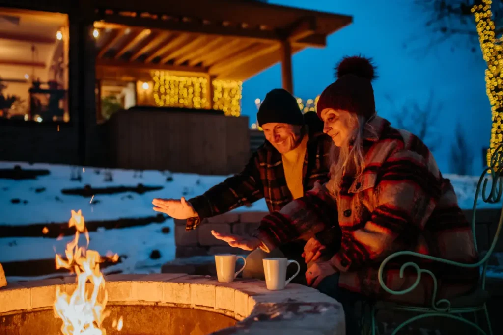 Gartenparty im Winter am Lagerfeuer.