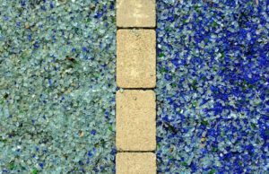 Nutzen Sie Glassplitter als Gartendeko