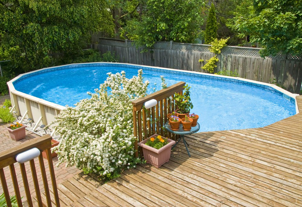 Swimmingpool in Garten integrieren – 4 Möglichkeiten vorgestellt