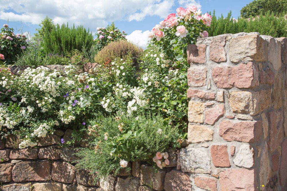 Landhausmauern lassen sich individuell in die Gartengestaltung einplanen