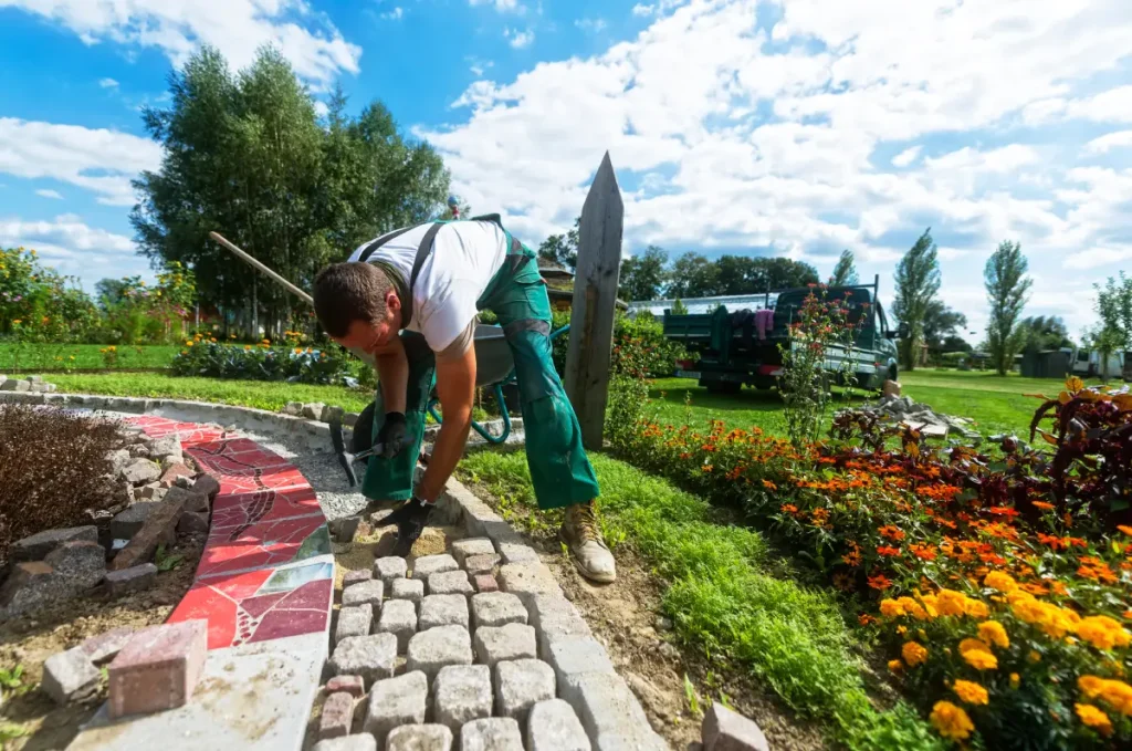 Gartenweg pflastern: Schritt-für-Schritt-Anleitung für das Verlegen von Pflastersteinen