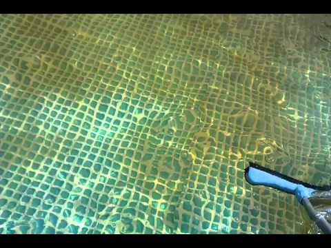 Video: Braunes Wasser im Pool – Vitamin C hilft