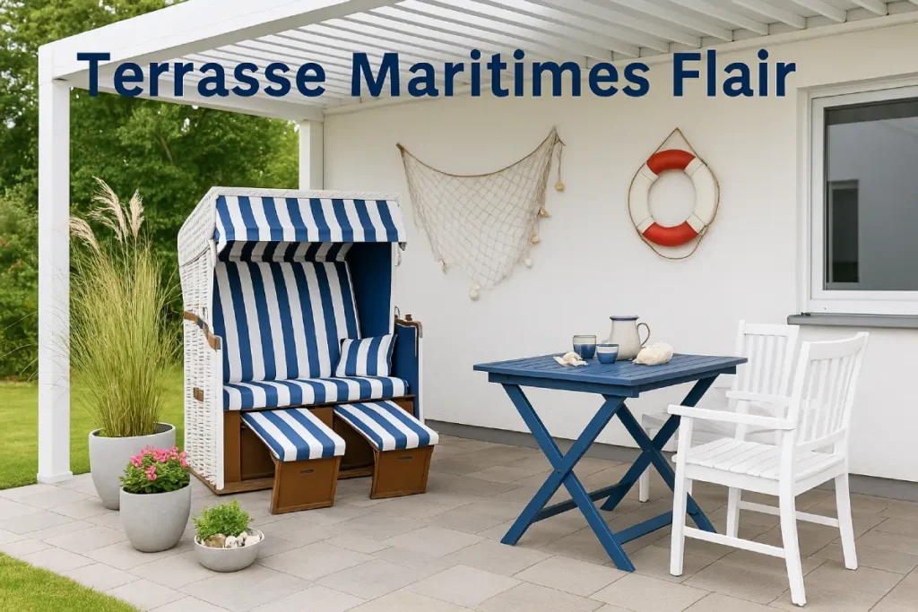 Maritime Terrasse mit Strandkorb und maritimer Deko.