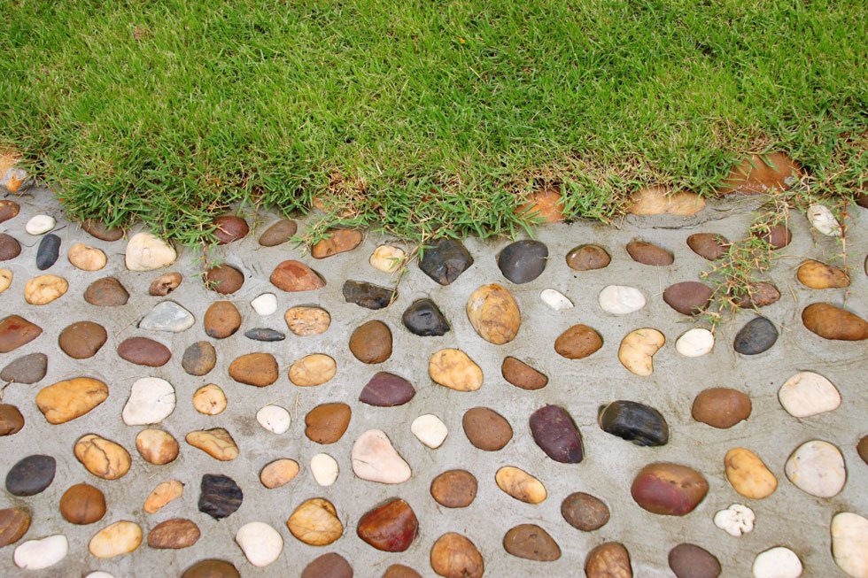 Gartenweg aus kleinen Steinen und Beton