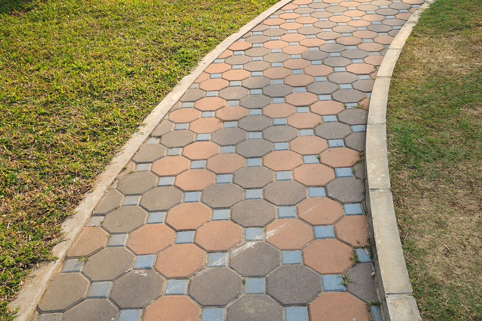 Gartenweg aus unterschiedlichen Pflastersteinen