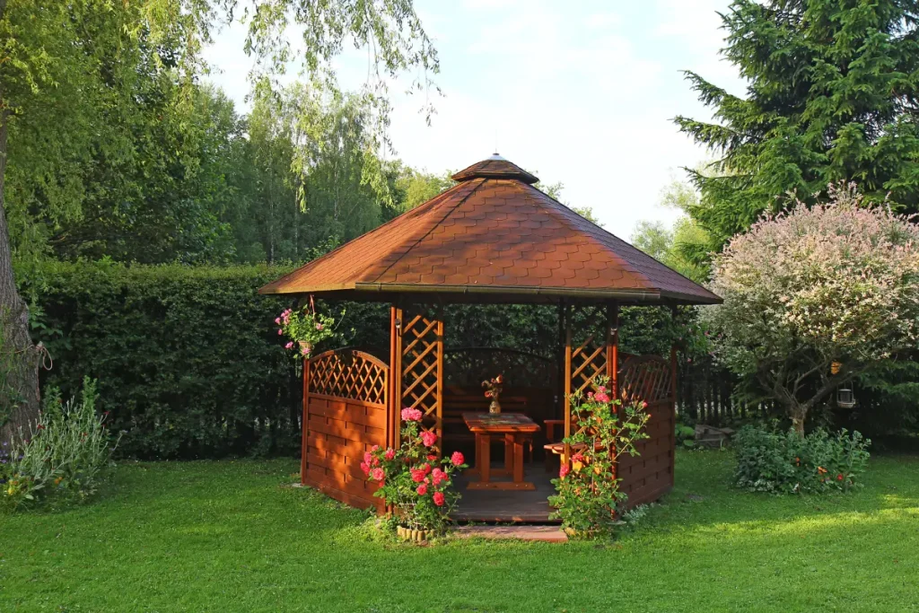 Ein Pavillon aus Holz im Garten.