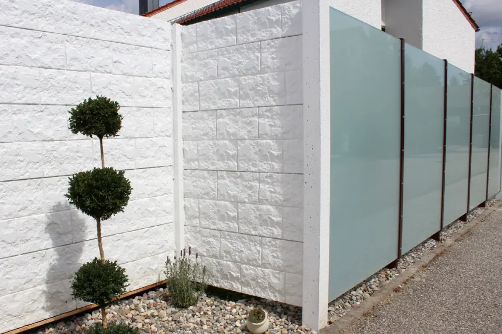 Zaunwände aus Milchglas bieten Schutz vor ungebetenen Blicken.