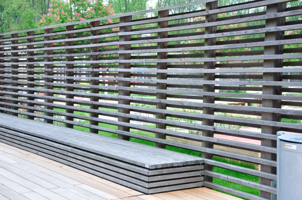 Holzleisten wurden an der Terrasse zu einem Sichtschutzzaun hochgezogen.