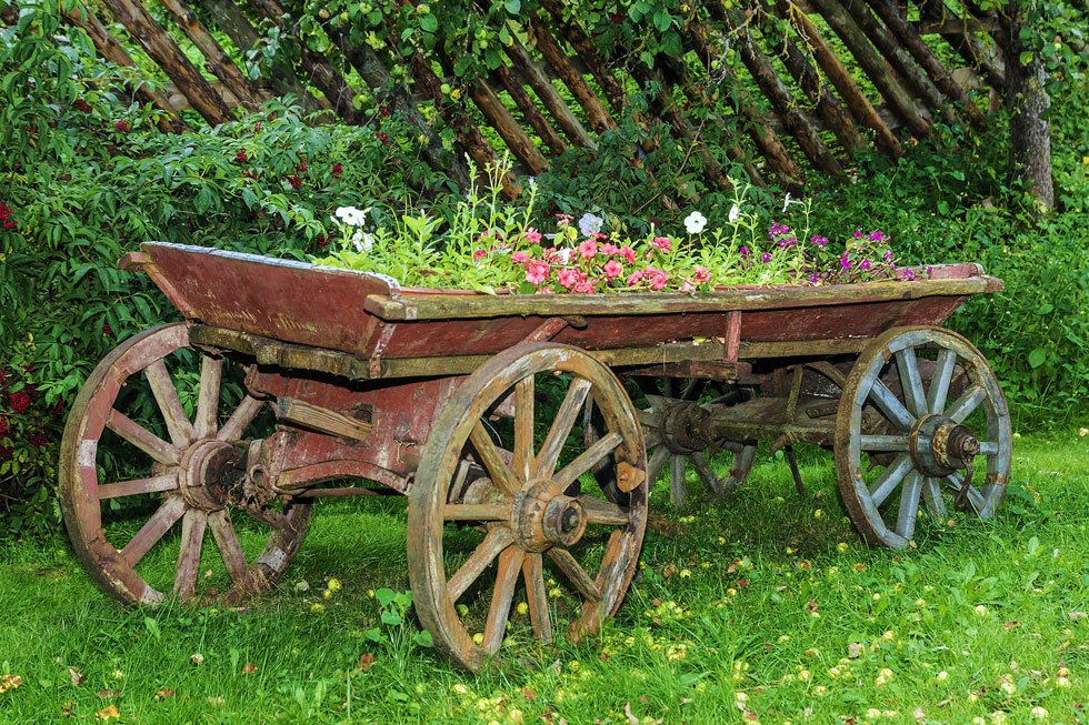 Hochbeet in einem alten Holzwagen