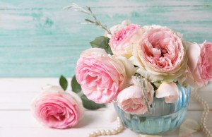 Stilvolle arrangierte Rosen in der Vase.