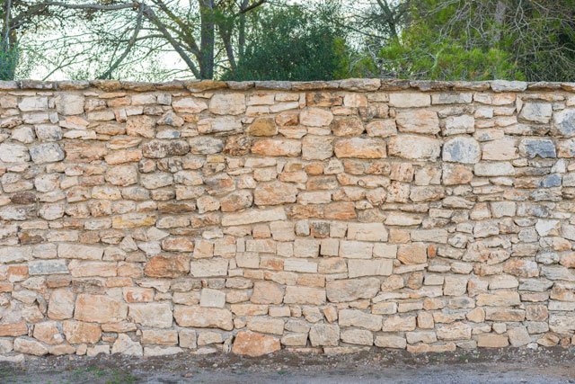 Rustikale Steinmauer