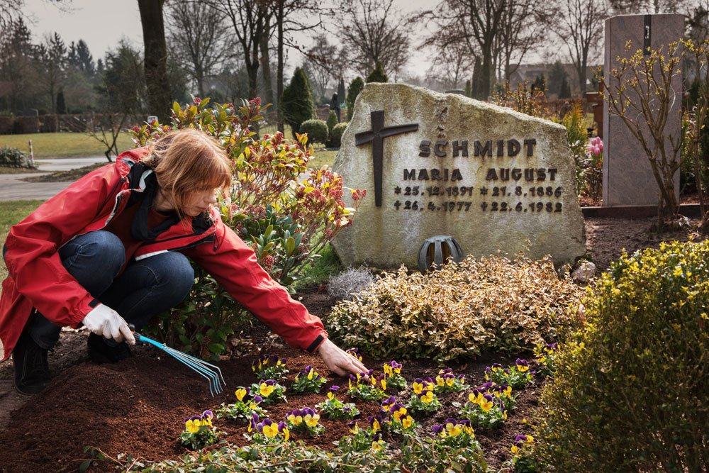 Grabpflege im Frühling: Das gibt es nach dem Winter zu tun