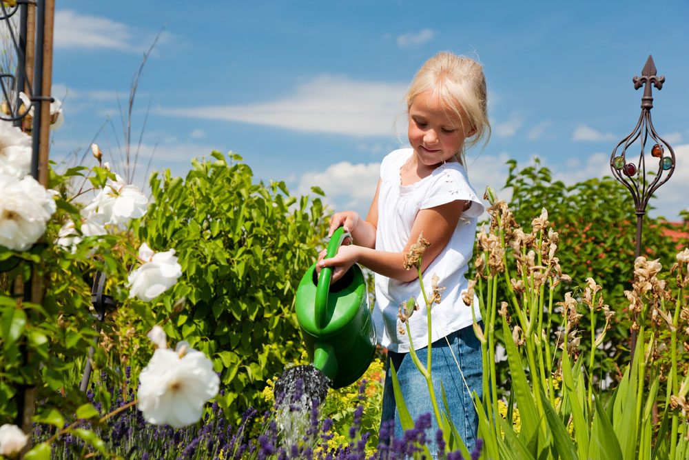 Kind bei der Gartenarbeit