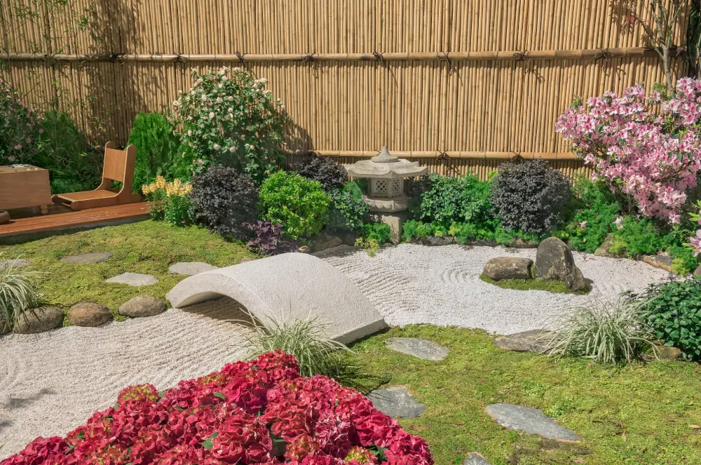 Bambuszaun im Stil eines japanischen Gartens.