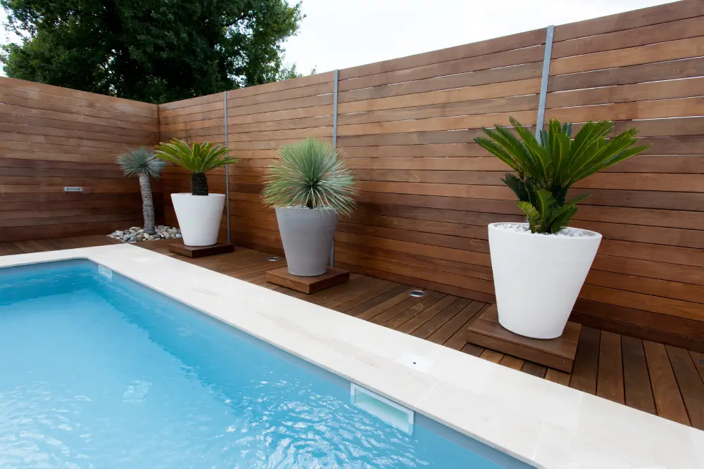 Moderner Gartenzaun mit waagerecht montierten Holzlatten.