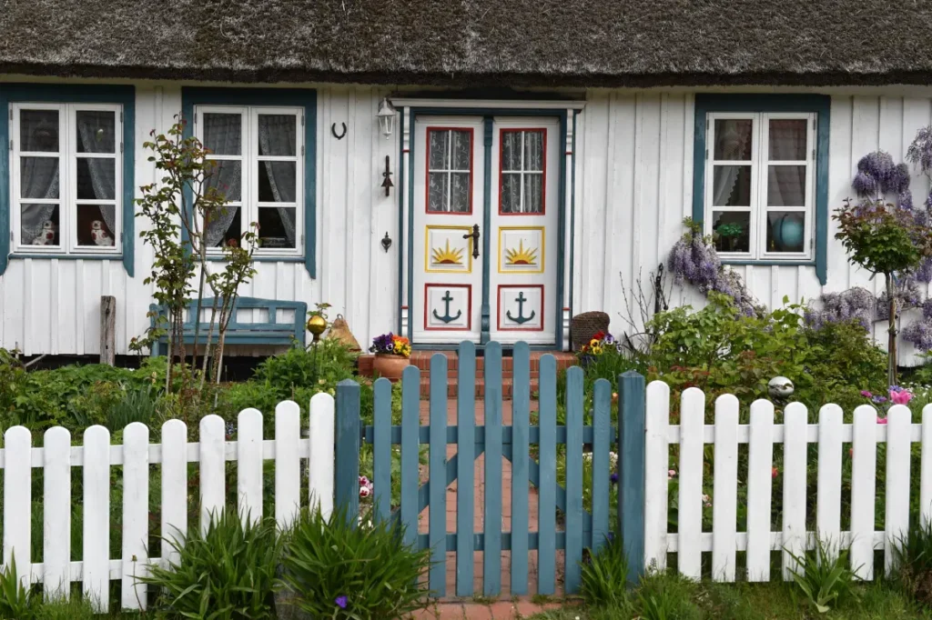 Lattenzaun im maritimen Stil.