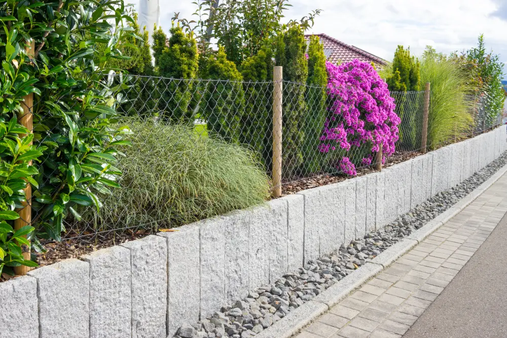 Schlichter Maschendraht als Gartenzaun.