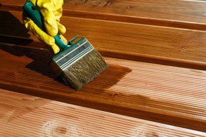 Terrassendielen aus Holz farbig streichen - Mit Lack oder Lasur zum neuen Leben erwecken
