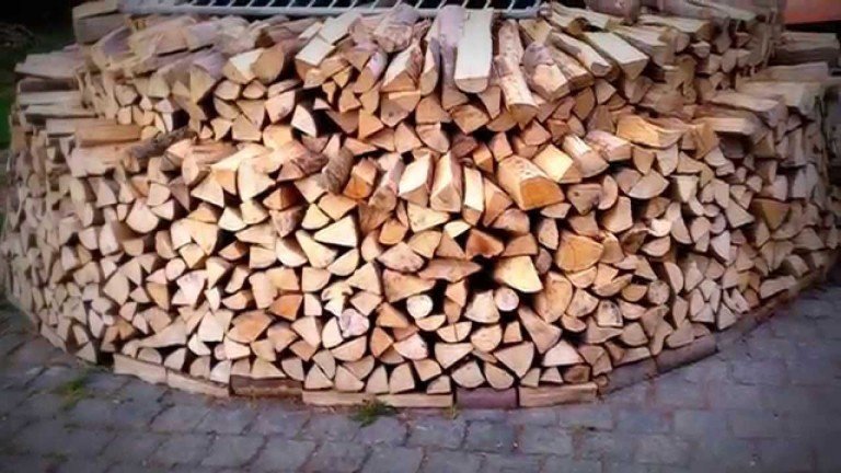 Video: Runde Holzmiete stapeln – Tipps zum sichereren und stabilen Aufbau