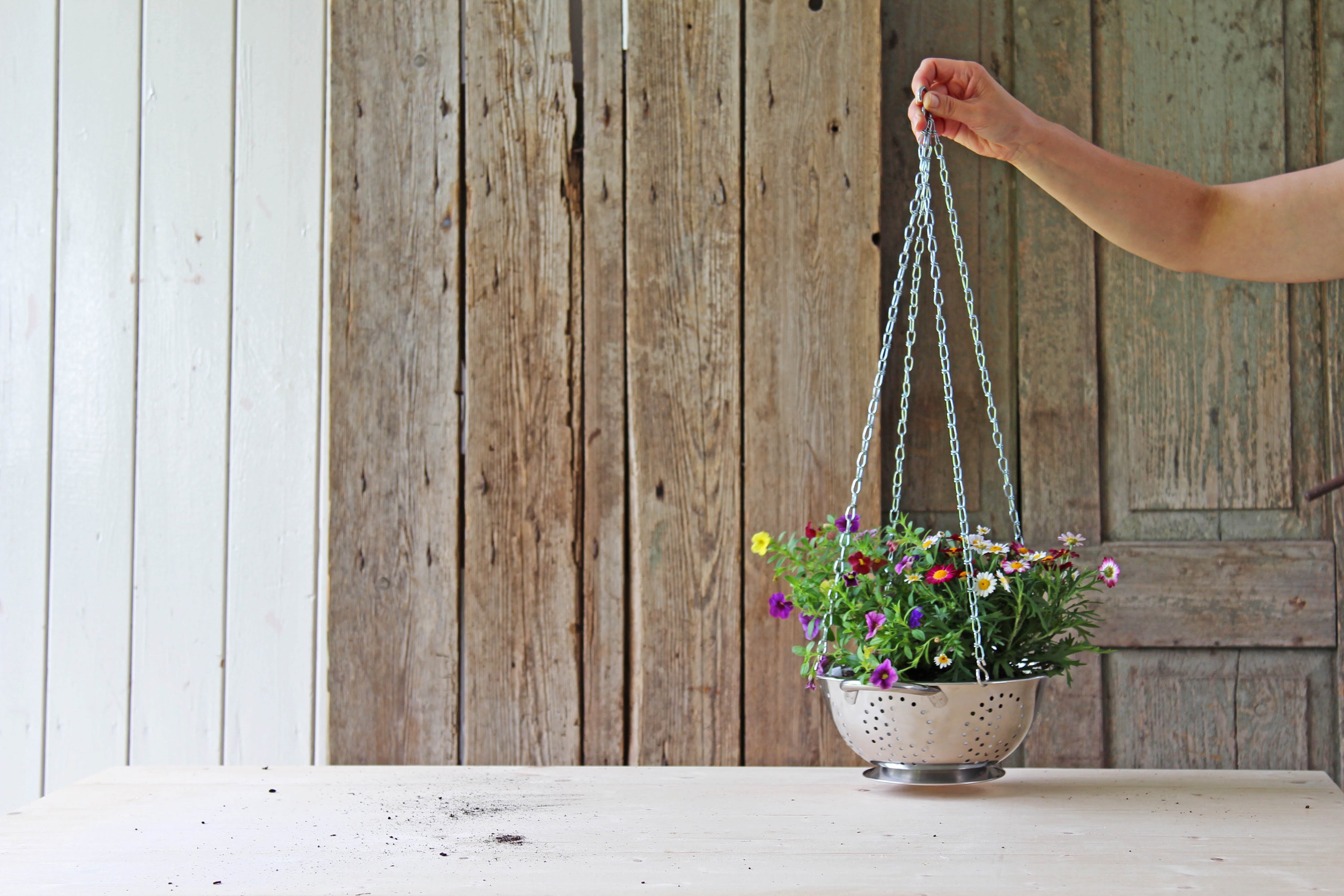 Video: Blumenampel aus Sieb selber machen – Einfaches Upcycling-Projekt für eine stilvolle Gartendeko