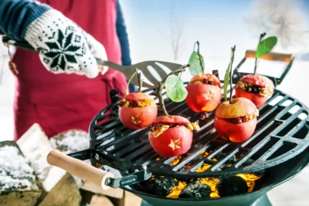 Beim Wintergrillen im Garten sollten keine Baumwollhandschuhe getragen werden.
