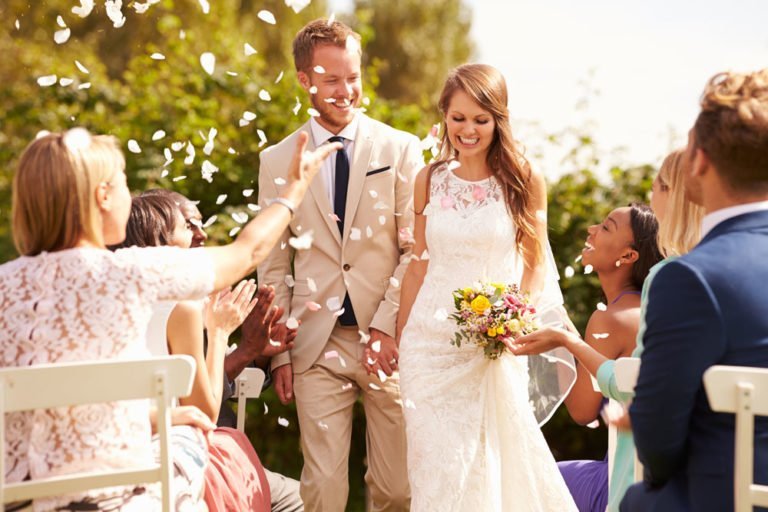Hochzeit im Garten feiern – an diese 6 Punkte müssen Sie denken