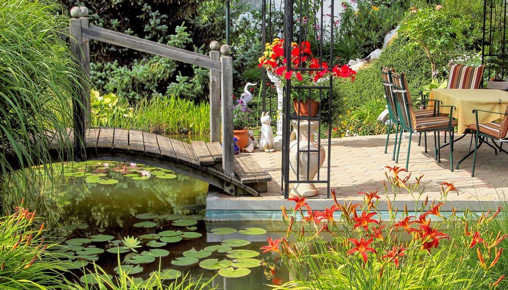 Brücke als Sonnenschutz für den Gartenteich