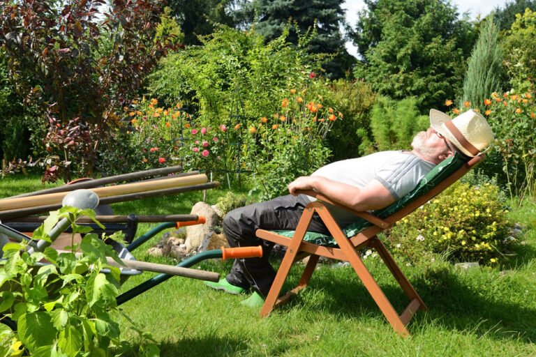 Gartenmöbel für Senioren – Anforderungen & Tipps für optimalen Komfort