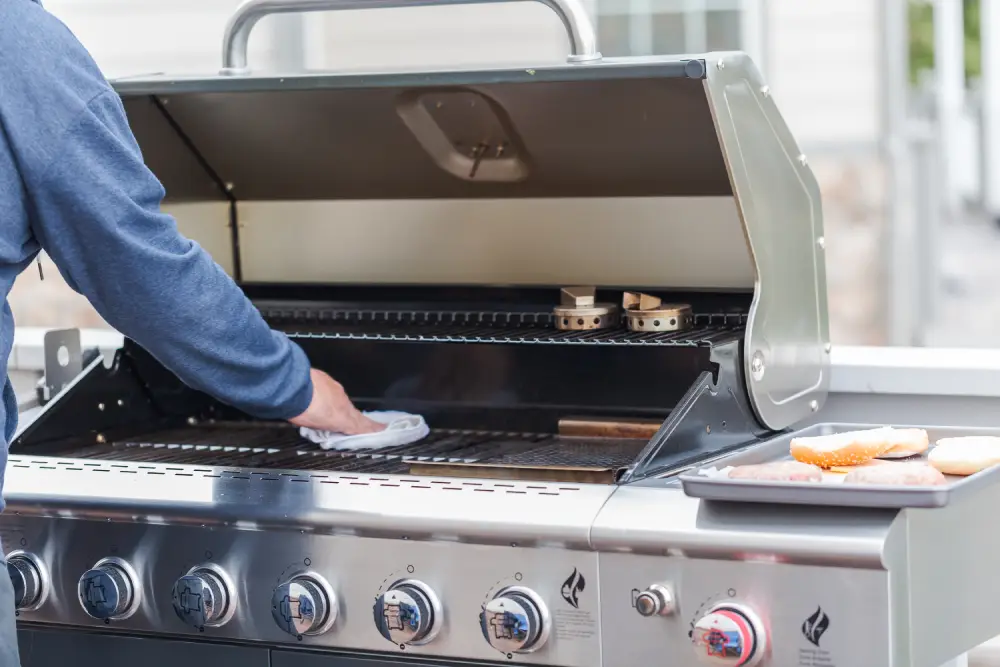 Gasgrill innen und außen reinigen.