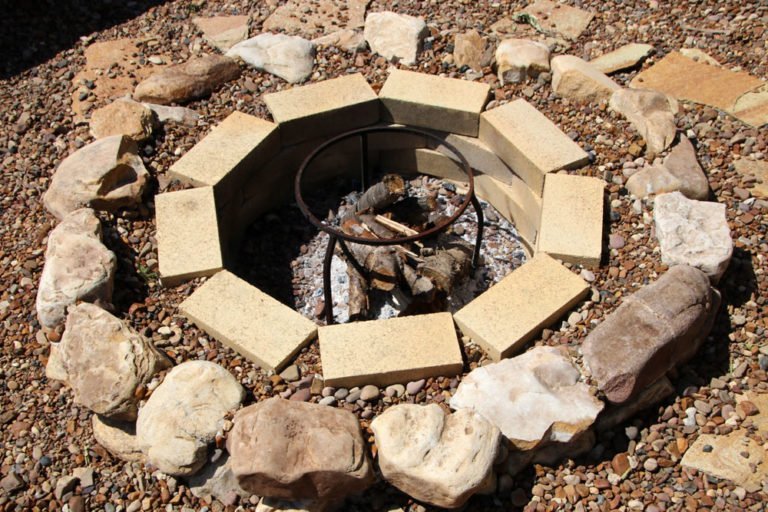 Feuerstelle aus Pflastersteinen bauen – 3 Varianten vorgestellt