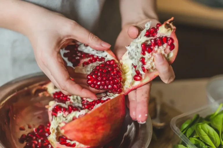 Granatapfel wird entkernt.