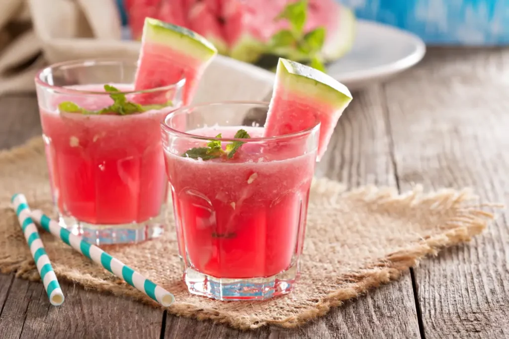 Zwei Gläser mit gefroren, pürierter Wassermelone als Smoothie.