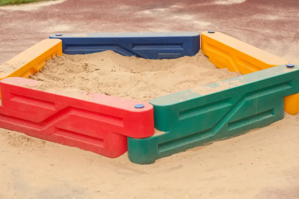 Robuster Sandkasten aus buntem Plastik.